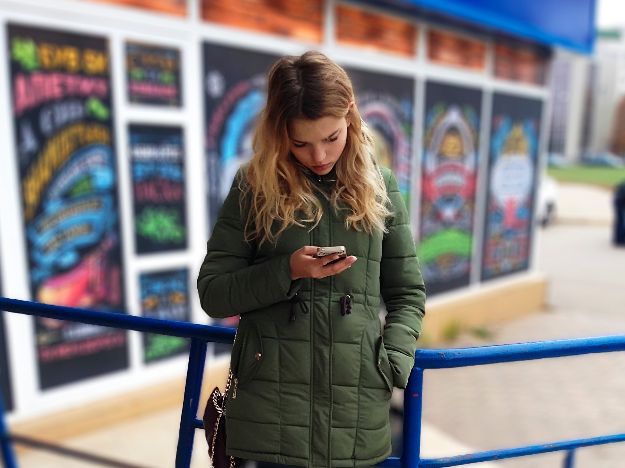 young-woman-reading-a-sad-massage-on-her-mobile-phone_t20_d12g63.jpg