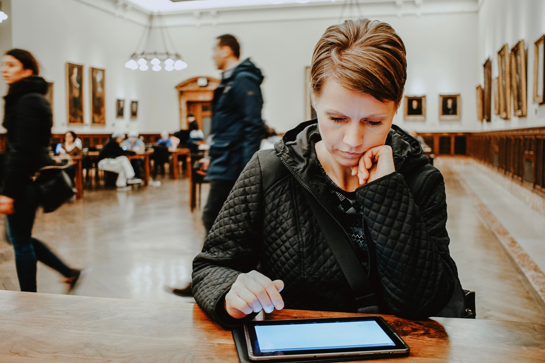 young-woman-sitting-with-a-tablet-in-new-york-public-library_t20_NGJ8z2.jpg