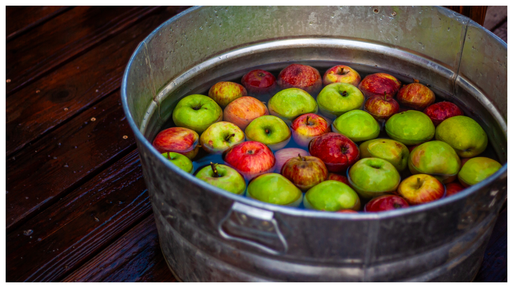 apples in water