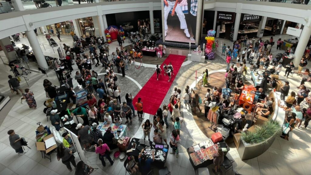 Brawl Broke Out at New Jersey Mall After 300 Youths Showed Up(02)