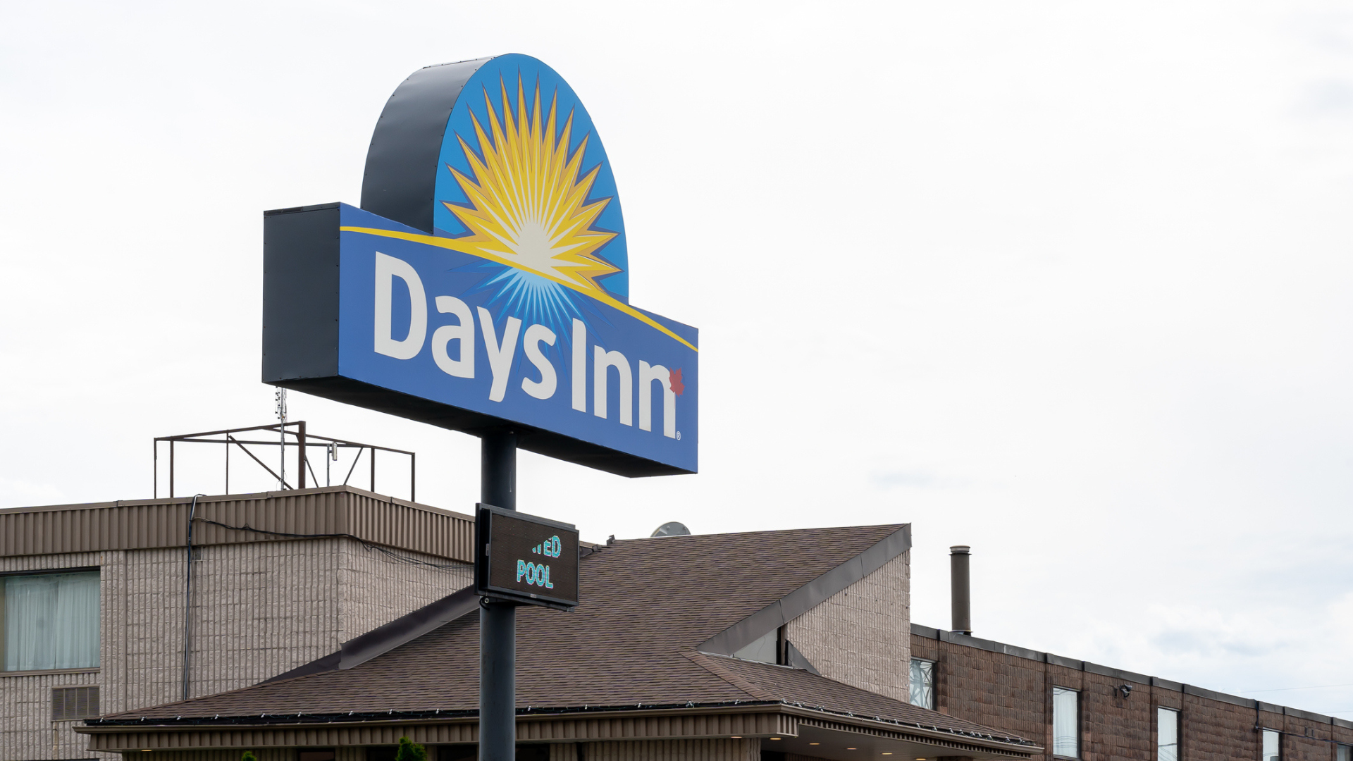 Days Inn motel signage