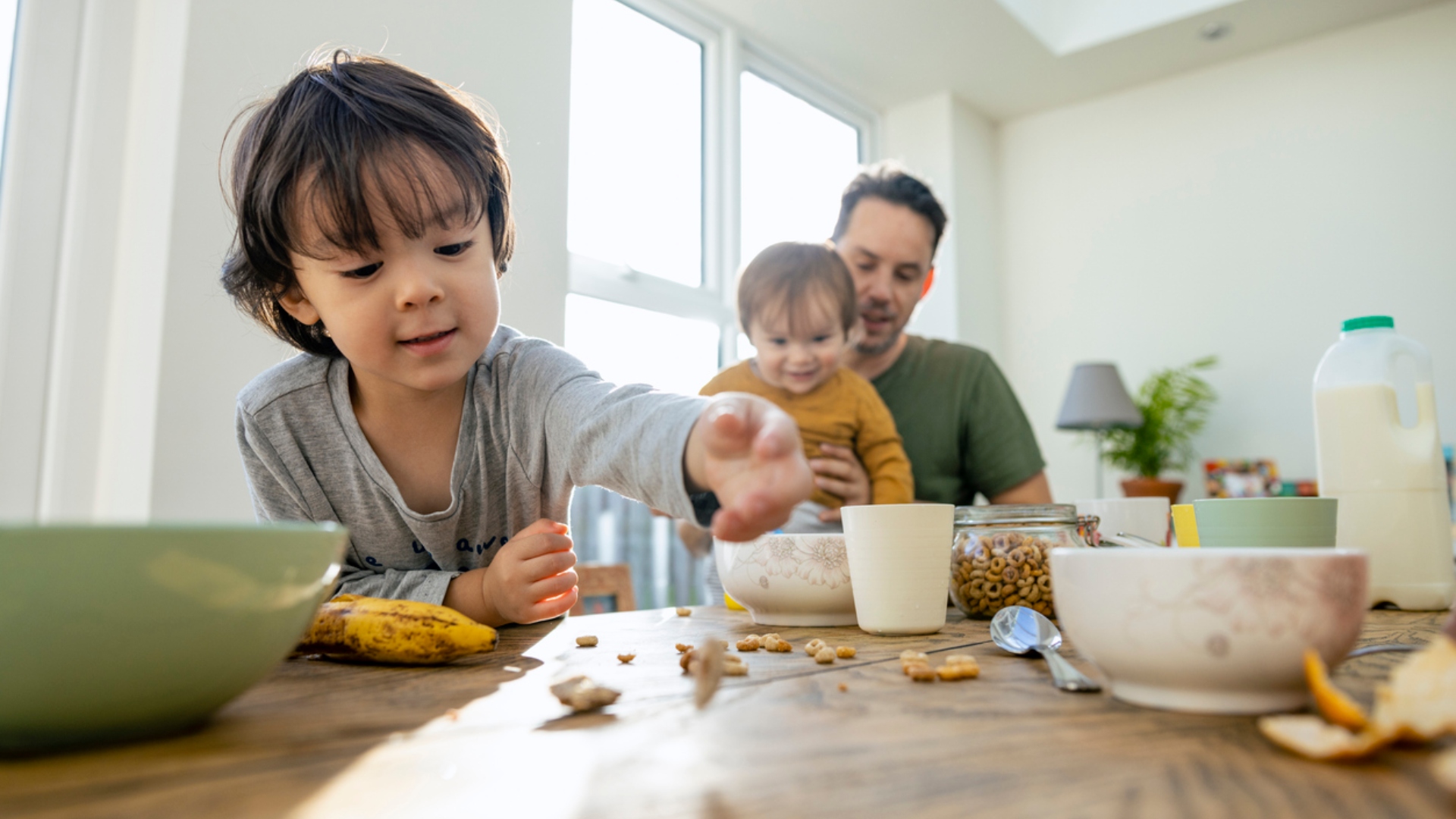 feeding kids breakfast