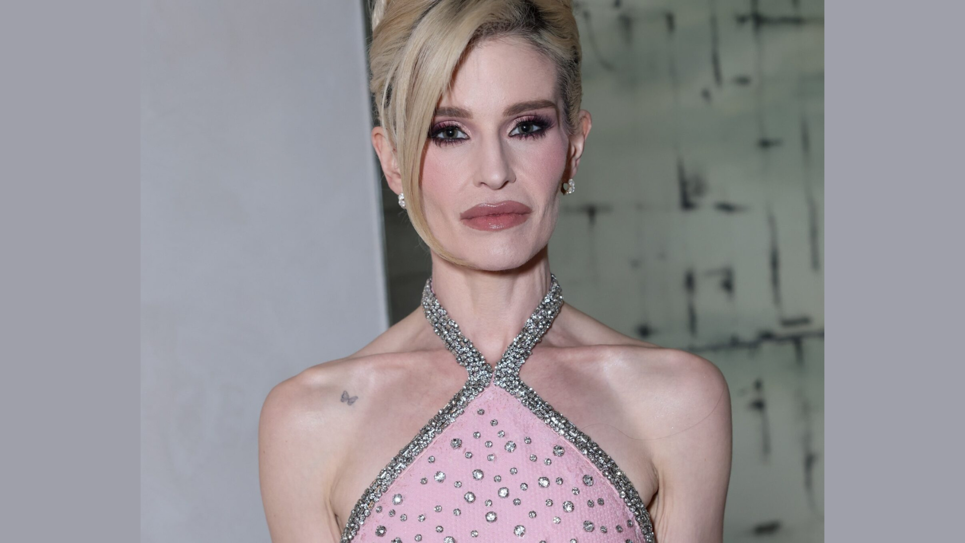 kelly osbourne with her hair up and in a pink dress
