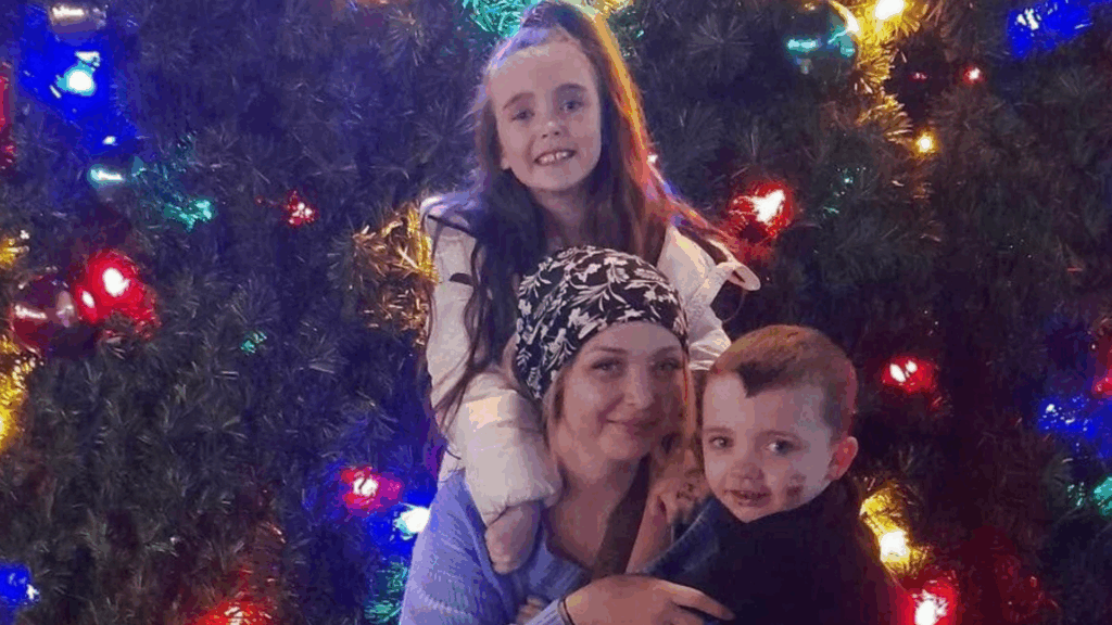 Single Mom With Just Weeks To Live Plans Her Own Funeral & Fundraises Money To Leave Her Kids