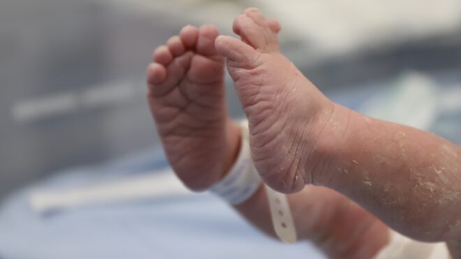 Baby feet in NICU with bracelet