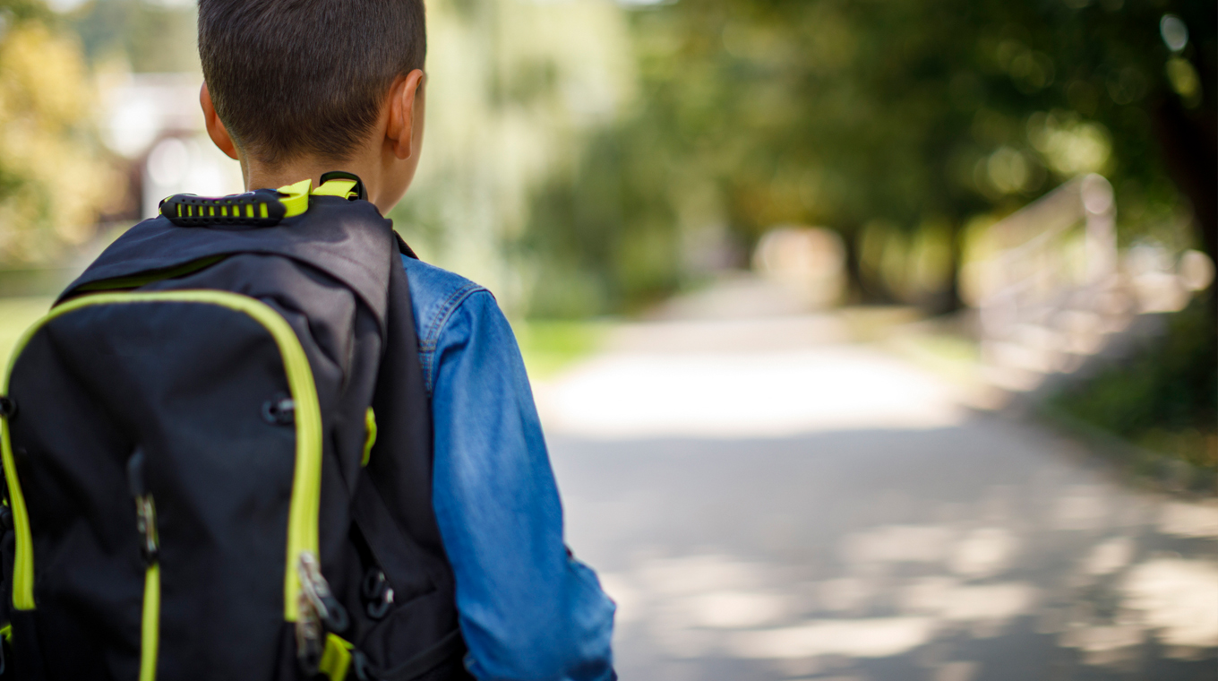 child-walk-to-school-alone-3