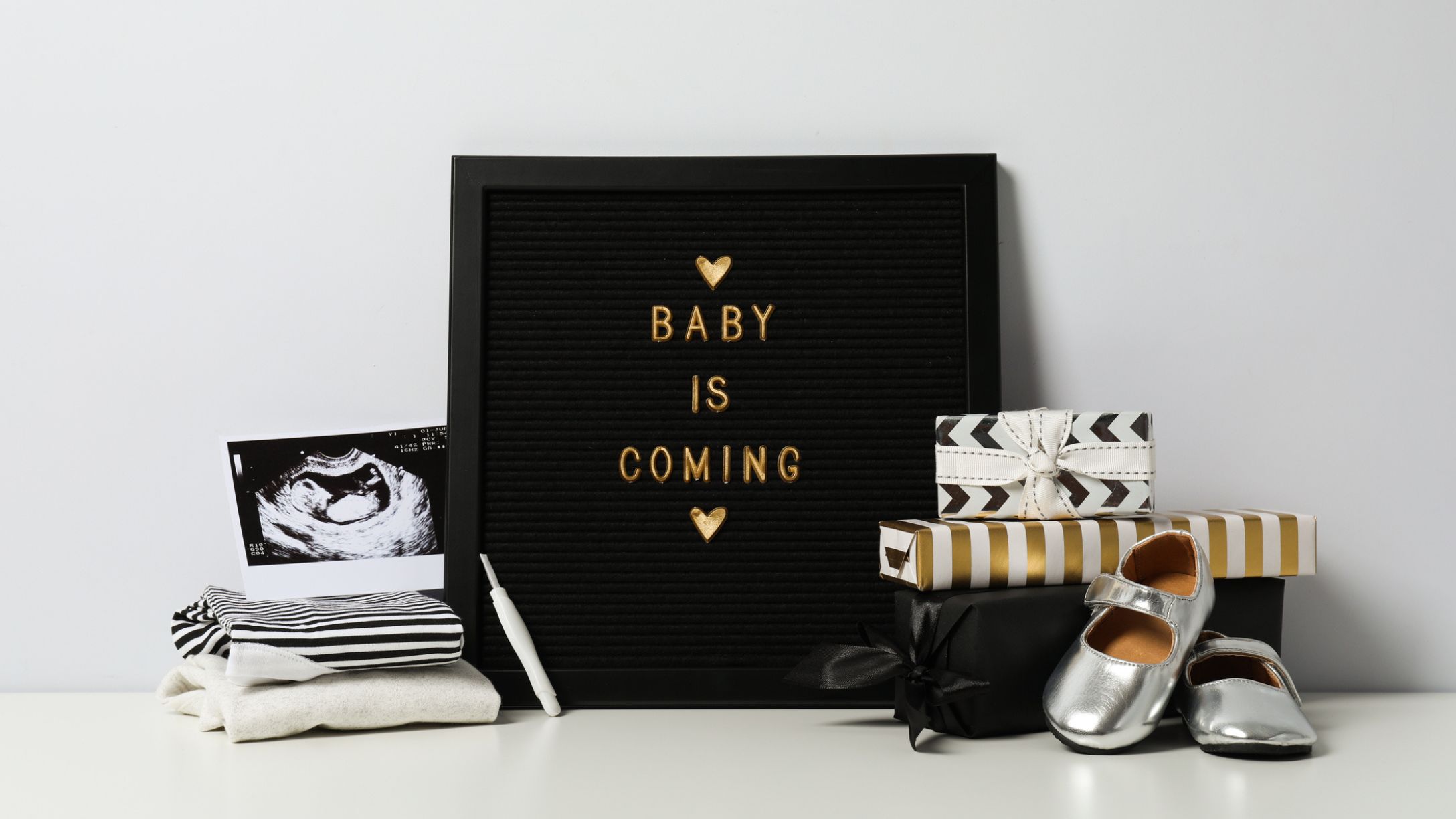 Composition and accessories for a baby announcement