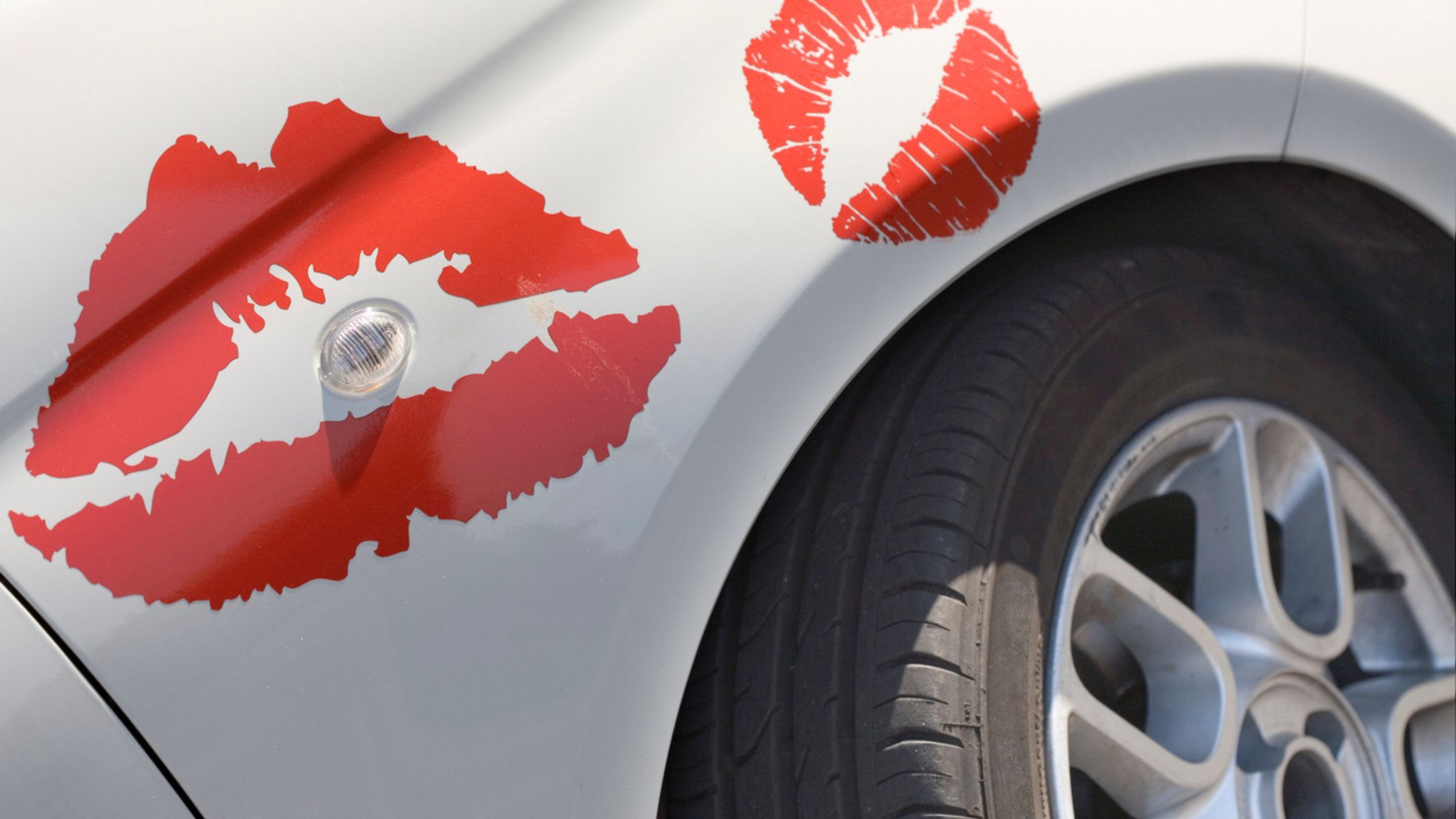 Red kiss decals on a car